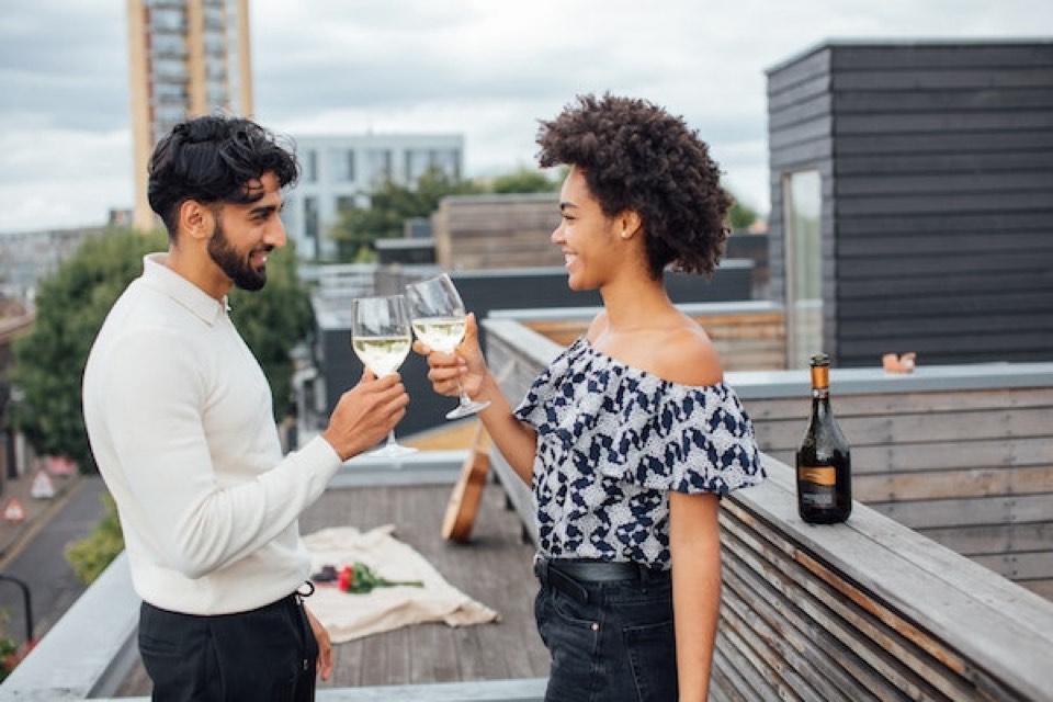 Ilustración editorial para Diferencias entre sugar dating y relaciones transaccionales en SugarDaddyMeet España