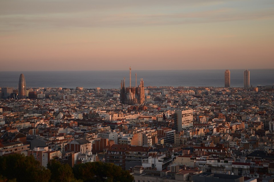 Vista de Barcelona desde el Park Güell con la ciudad y el litoral al fondo