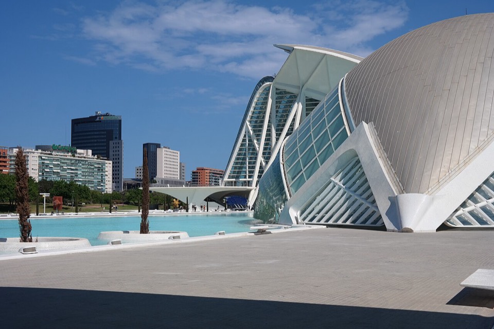 Ciudad de las Artes y las Ciencias de Valencia junto al agua en un día despejado